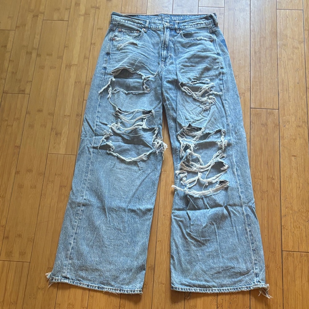 American Eagle Outfitters Light Blue Distressed Relaxed Jeans